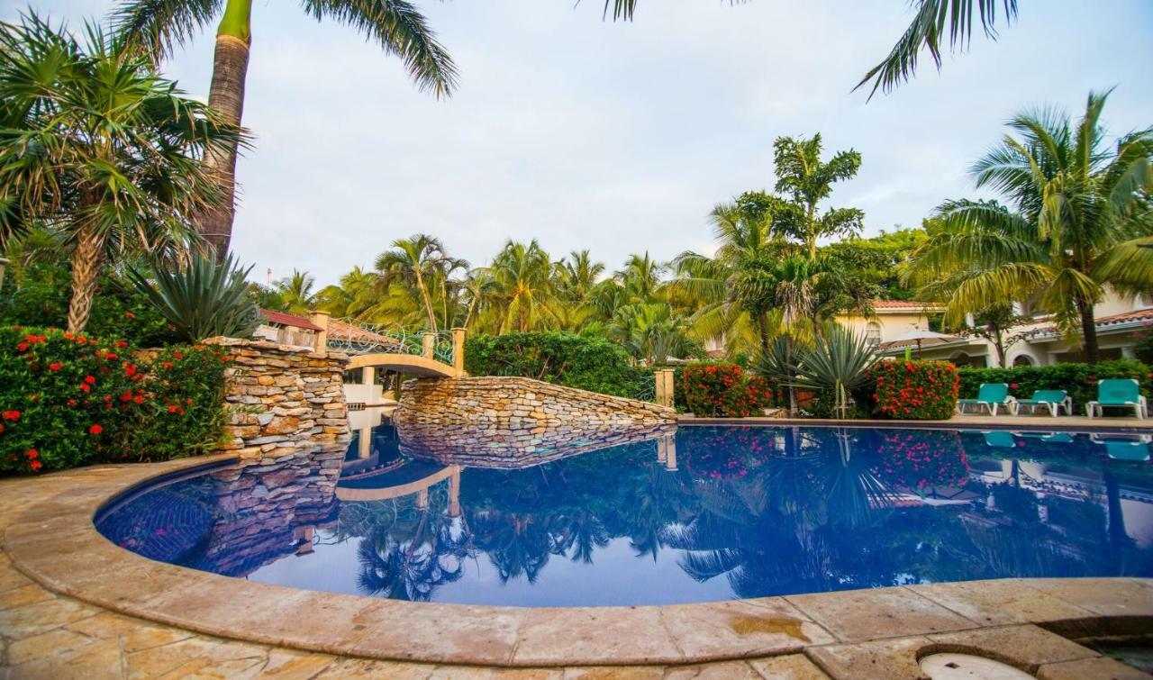 Mayan Princess Beach & Dive Resort Уест Бей Екстериор снимка